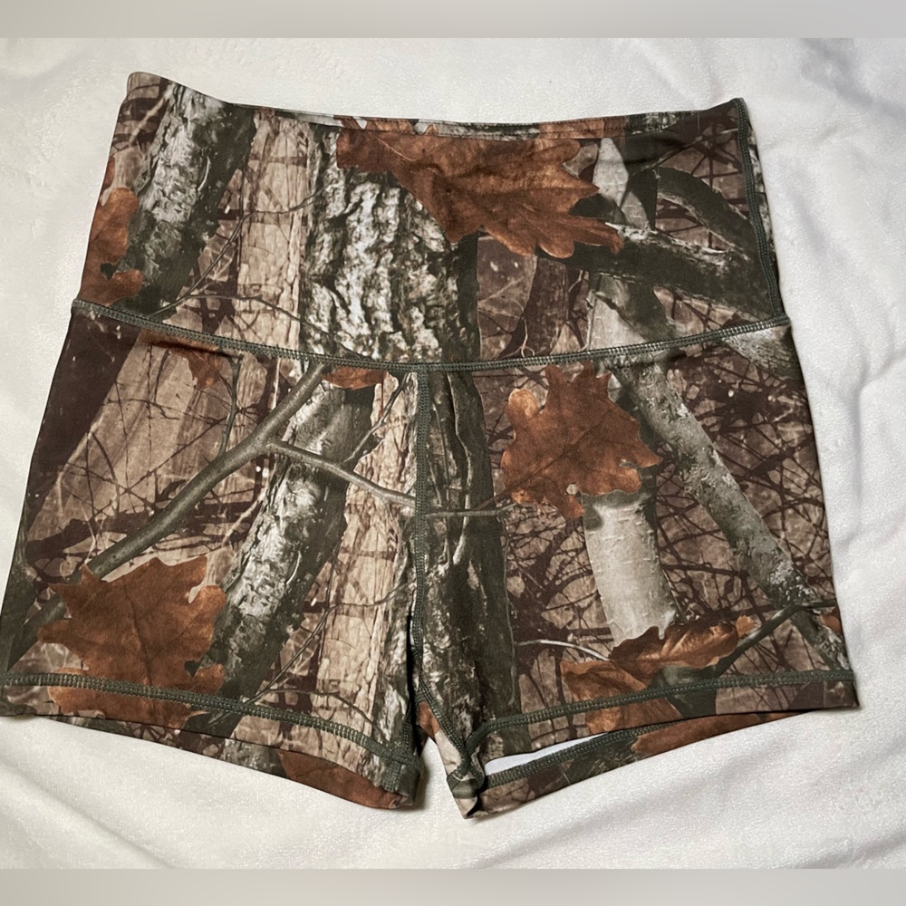 Camouflage tight gym shorts
